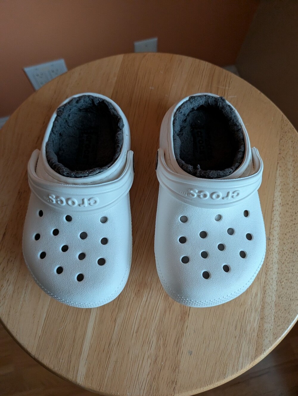 CROCS Kids Classic Clog with Gray Fleece Lining - White Size 8C